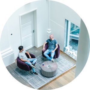 twee personen in overleg in kantoorruimte